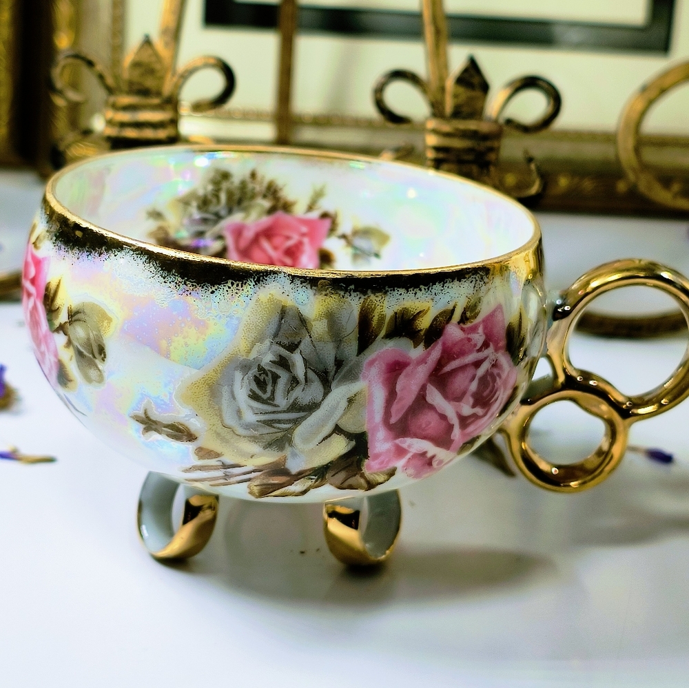 Beautiful three-legged teacup. The pattern consists of large bold roses, brown l - Picture 6 of 8